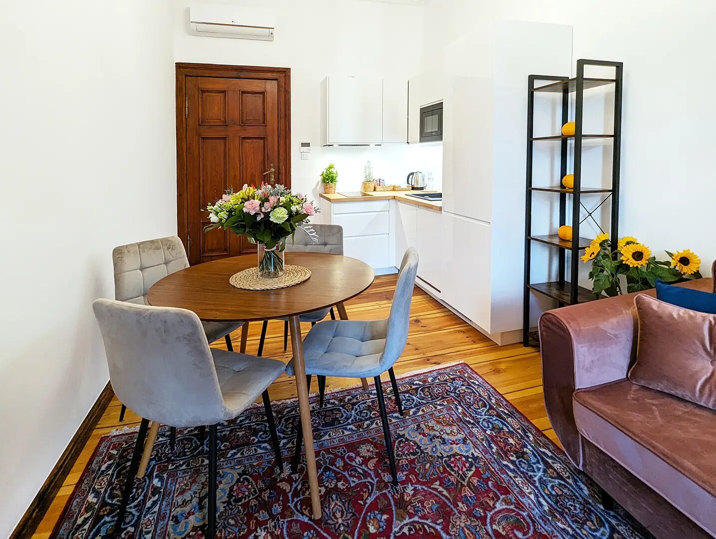 Przestronny salon i kuchnia apartamentu Generalskiego