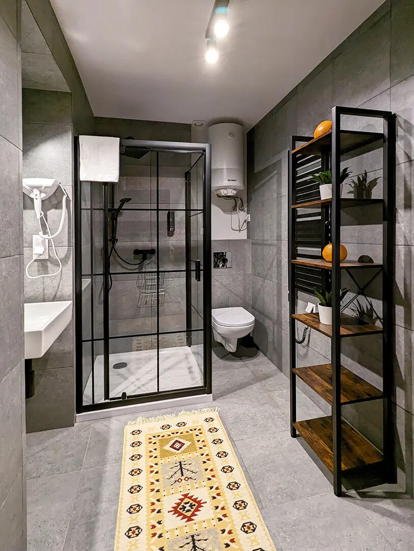 Łazienka z dużym prysznicem w apartamencie Generalskim