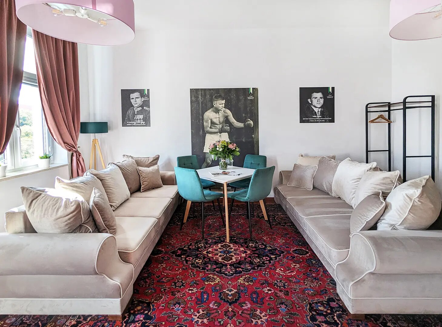Salon ze stołem i sofami w apartamencie Generalskim