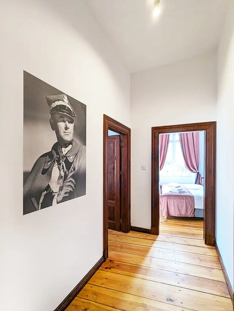 Korytarz Marszałkowskiego z historycznym portretem