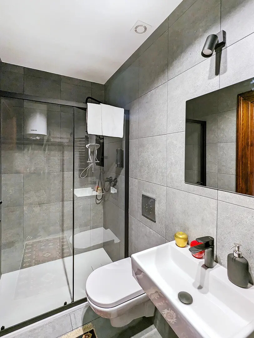 Łazienka z prysznicem w apartamencie Marszałkowskim