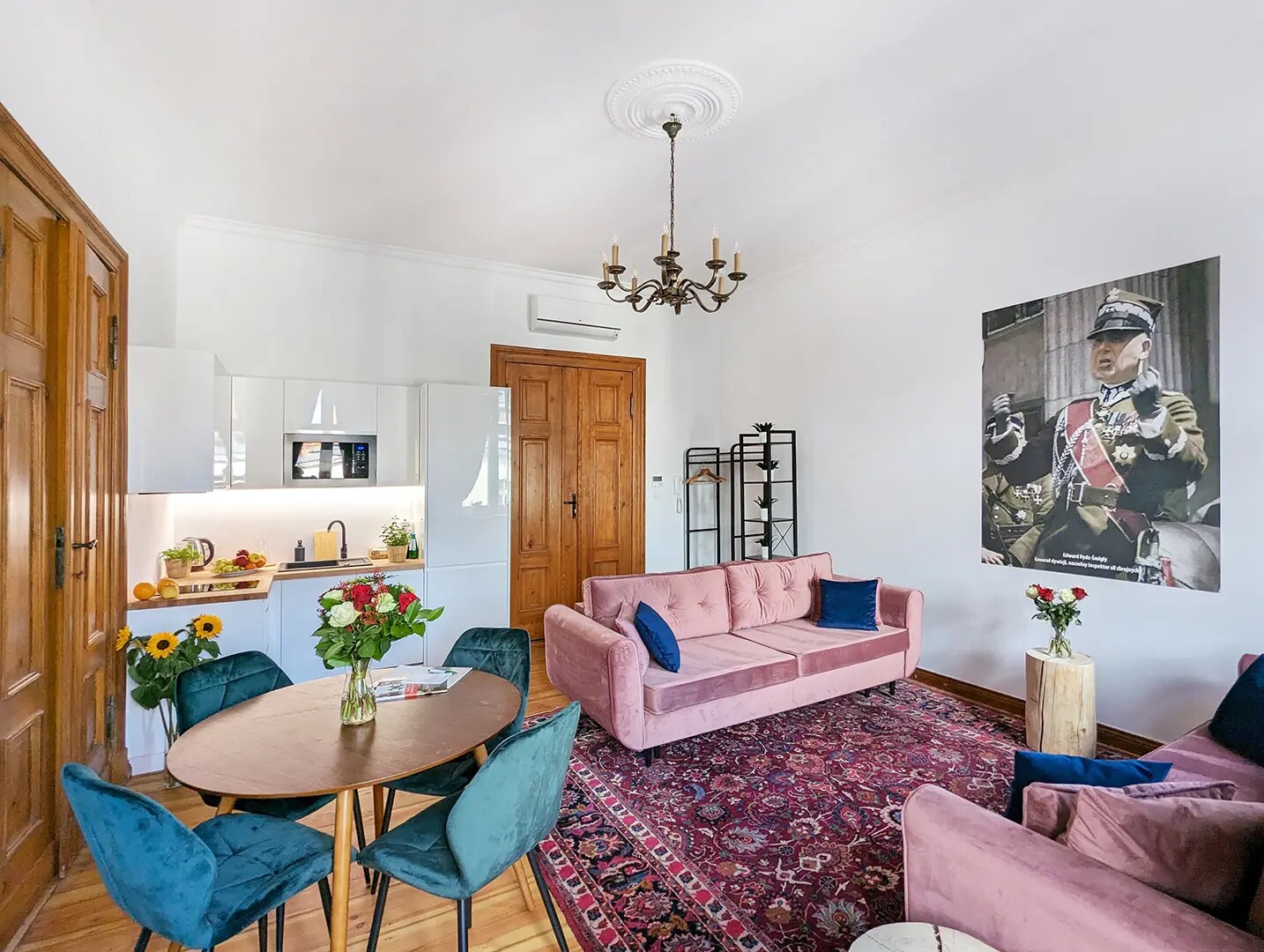 Przestronny salon Apartamentu Marszałkowskiego z aneksem kuchennym