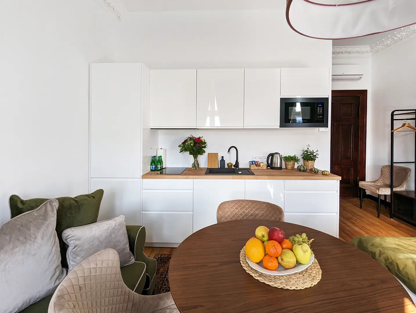Jasny aneks kuchenny w apartamencie Oficerskim