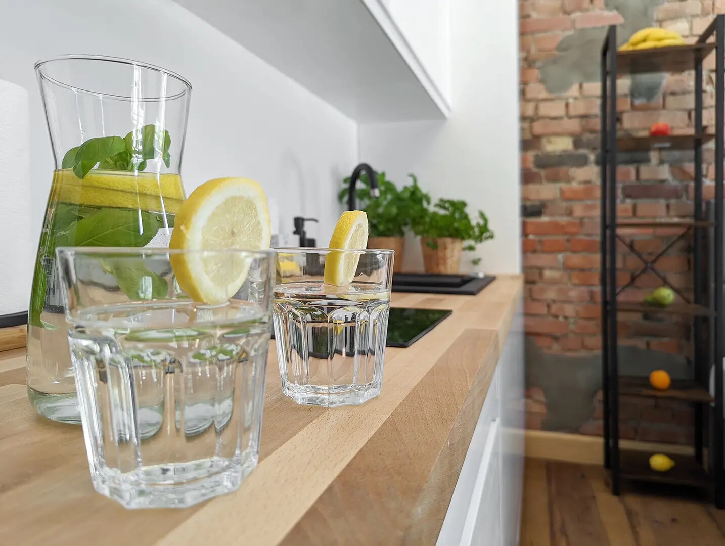Aneks kuchenny z zestawem powitalnym w apartamencie Oficerskim