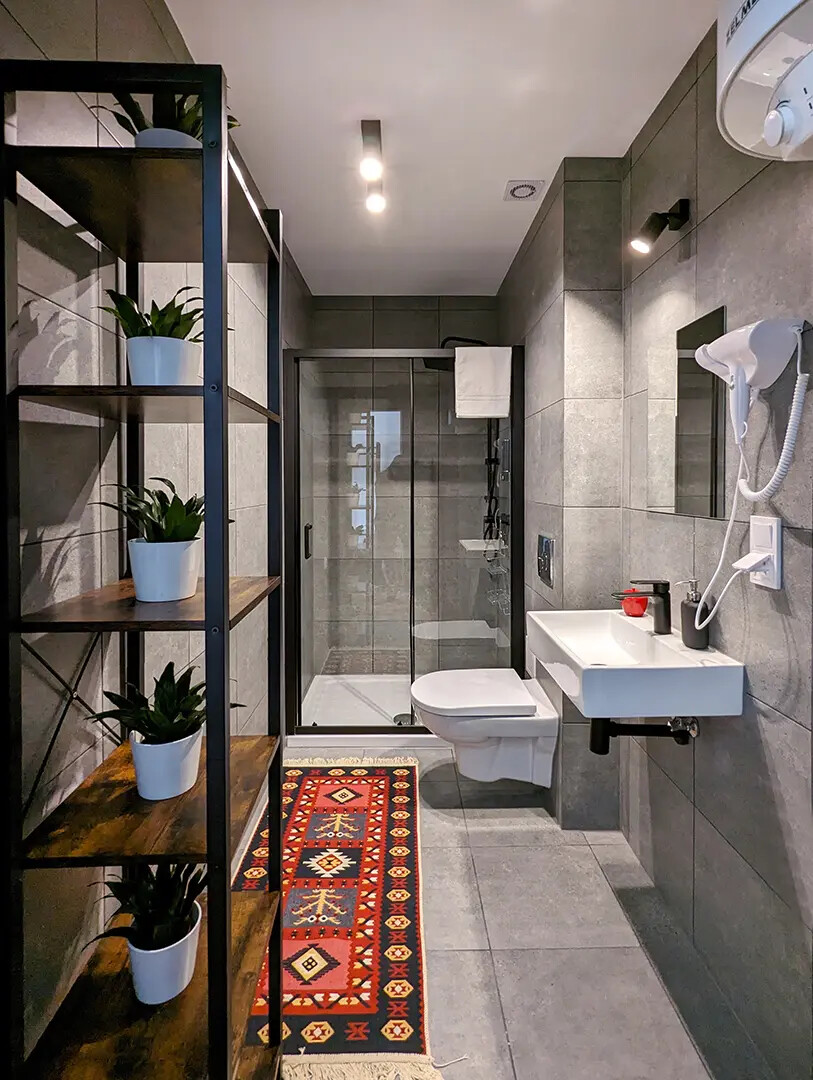 Prywatna łazienka z prysznicem w apartamencie Oficerskim