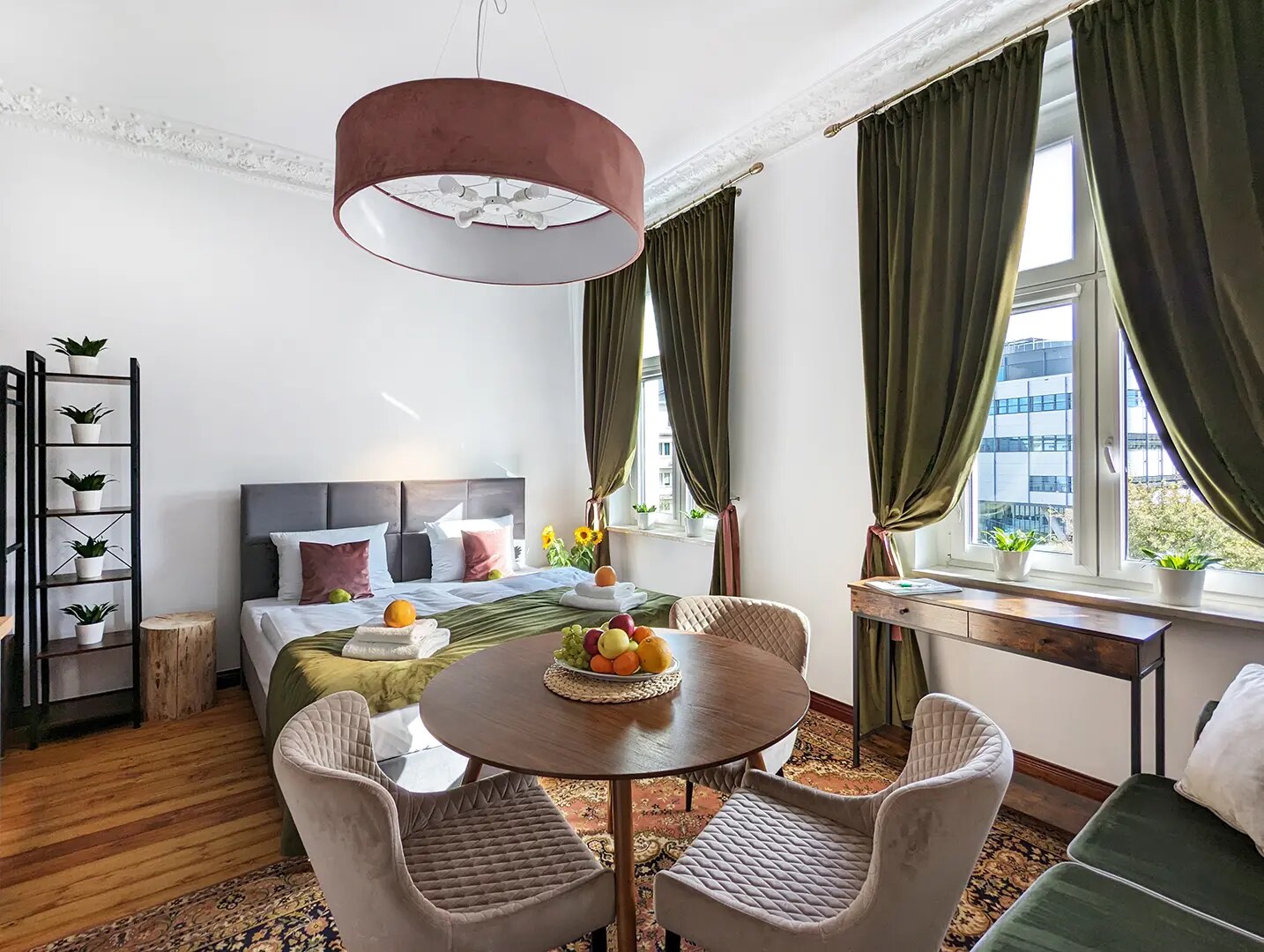 Stół i miejsca do spania przy oknach apartamentu Oficerskiego