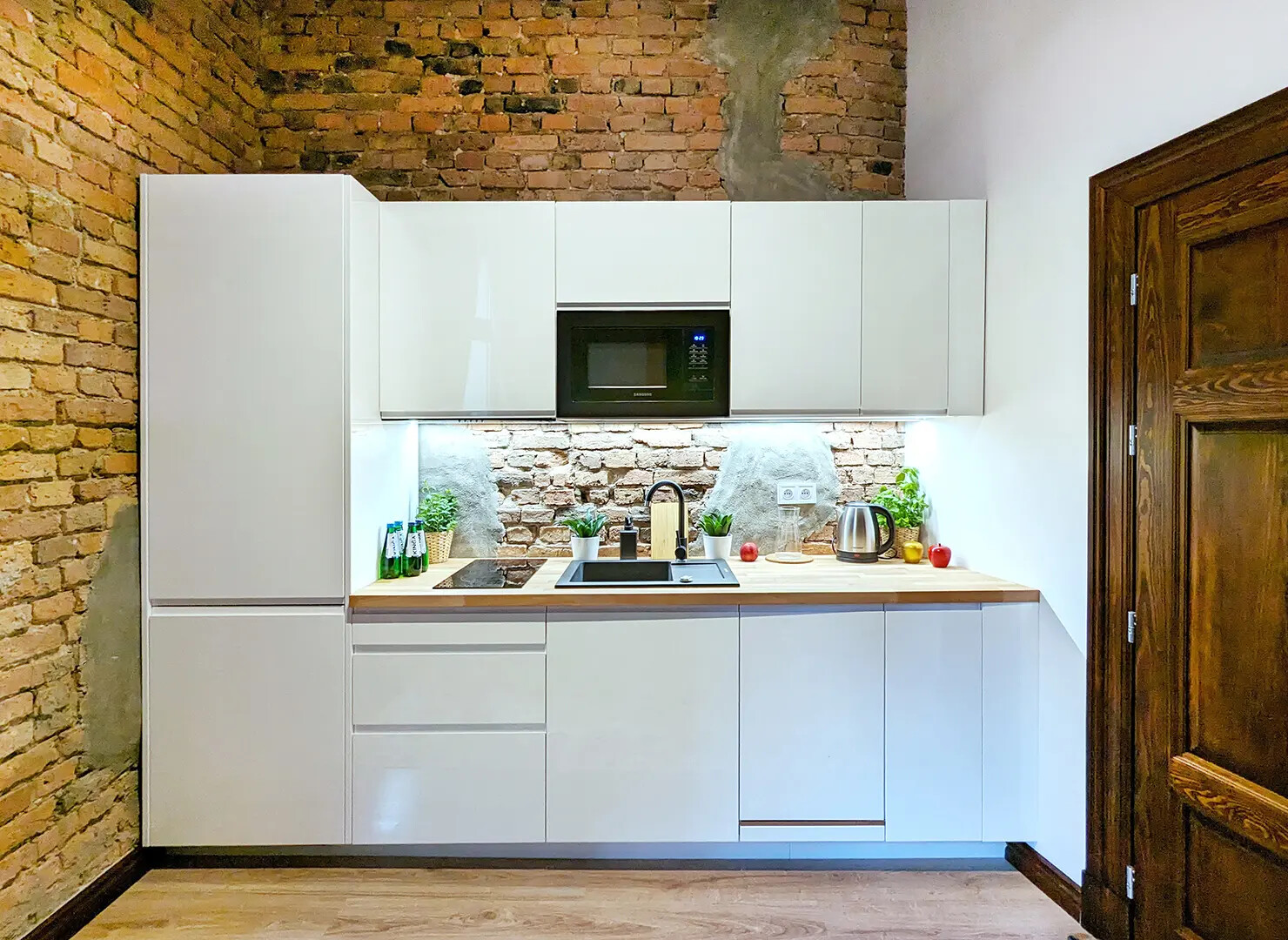 Wyposażona kuchnia w apartamencie Podoficerskim